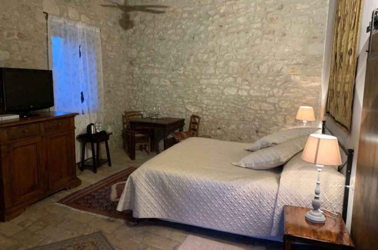 Castello Valenzino Aparthotel Pierantonio Екстериор снимка